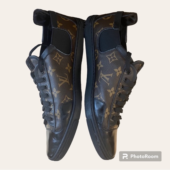 Louis Vuitton leather sneakers
Tag size: 9
Material: Leather monogram - Picture 4 of 4